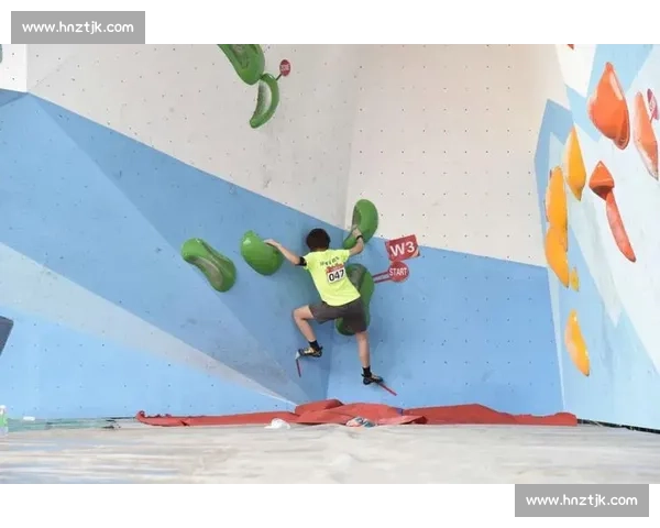 粤攀岩锦标赛深圳开赛 高手岩壁竞速